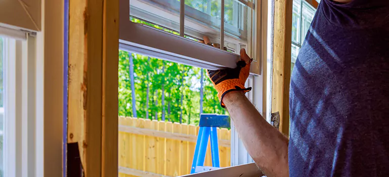 >Bay Window Curtain Rail Track in Country Place, Ontario